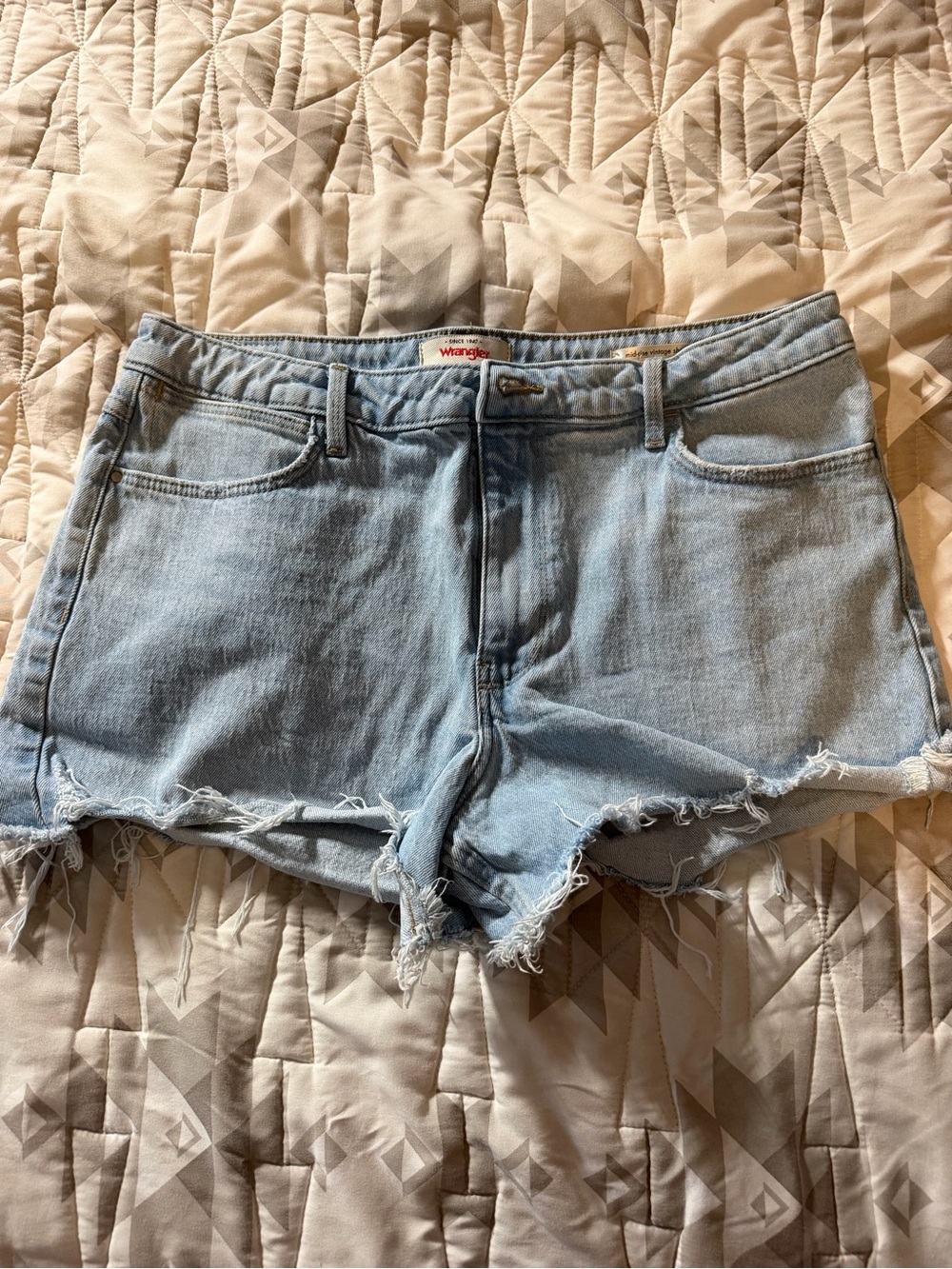 Wrangler Women’s Light Blue Denim Cut-Off Shorts- 12